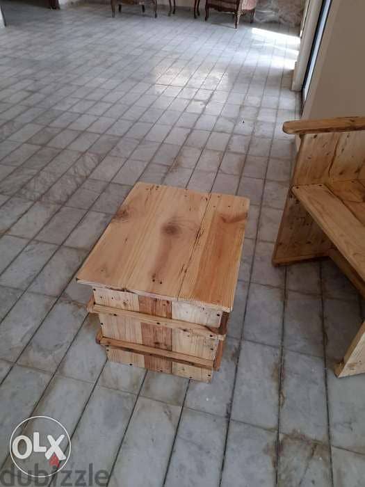 كرسي خشب مع طاولة صندوق wood pallets chair and box table 1