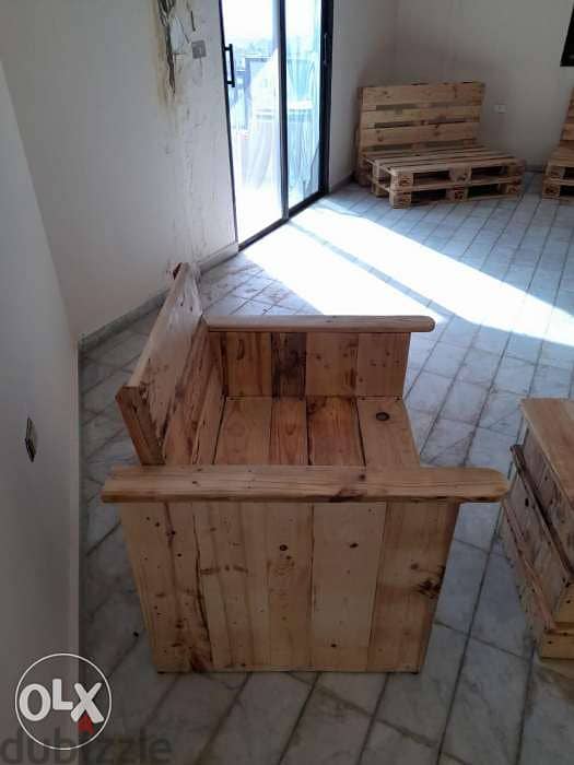 كرسي خشب مع طاولة صندوق wood pallets chair and box table 2