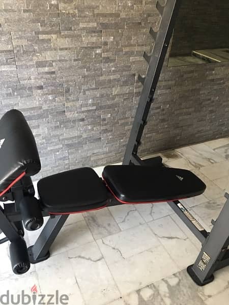 bench adjustable like new with legs extension curl and biceps 5