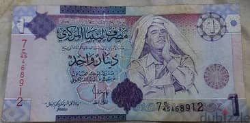 ورقة نقدية عليها صورة الزعيم الليبي الراحل معمر القذافي 0