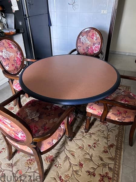 Round dining table with four classic chairs 0