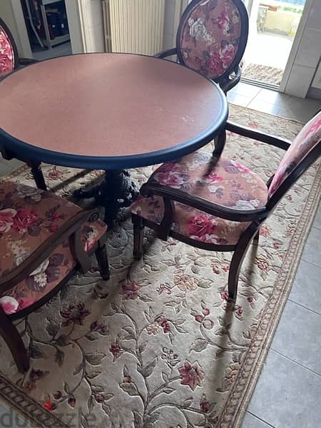 Round dining table with four classic chairs 1