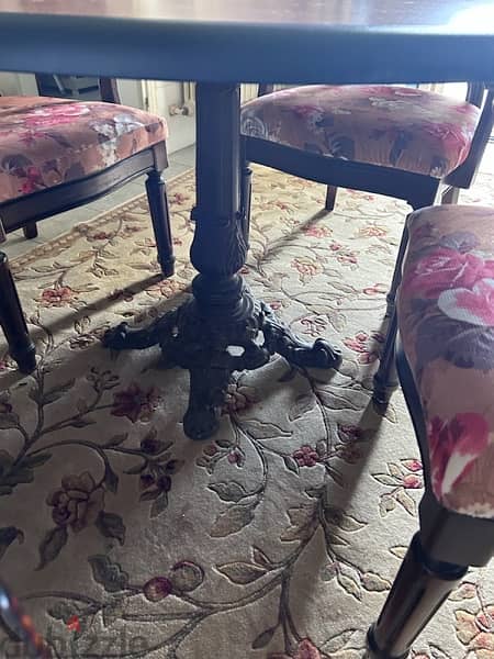 Round dining table with four classic chairs 3