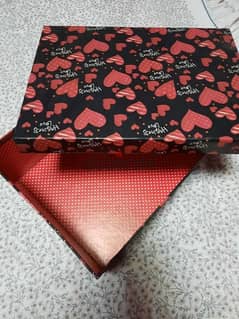 Gift box red hearts. 33x25x11 cm. علبة للهدية