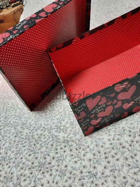 Gift box red hearts. 33x25x11 cm. علبة للهدية 1