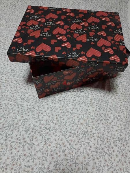 Gift box red hearts. 33x25x11 cm. علبة للهدية 2