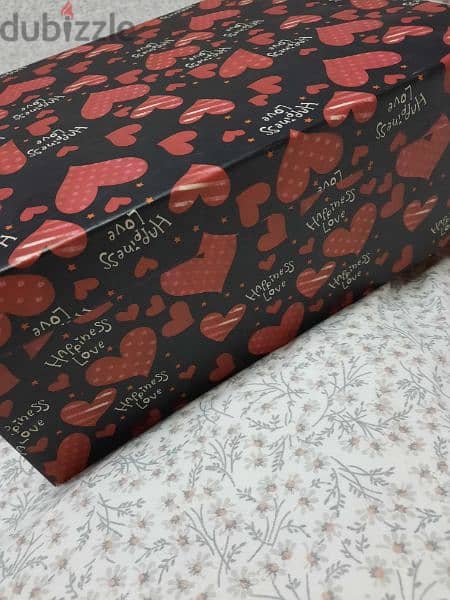 Gift box red hearts. 33x25x11 cm. علبة للهدية 3