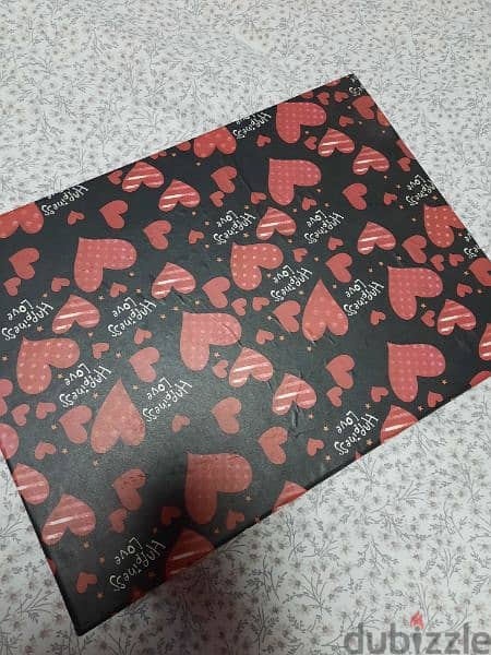 Gift box red hearts. 33x25x11 cm. علبة للهدية 4