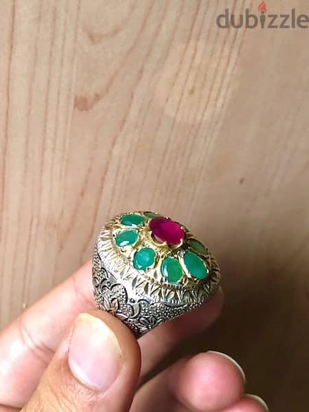 Emerald, ruby ​​and silver ring Weight 23 grams خاتم زمرد و الياقوت 2
