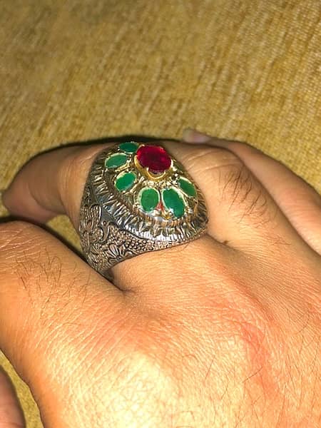 Emerald, ruby ​​and silver ring Weight 23 grams خاتم زمرد و الياقوت 1