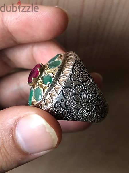 Emerald, ruby ​​and silver ring Weight 23 grams خاتم زمرد و الياقوت 6