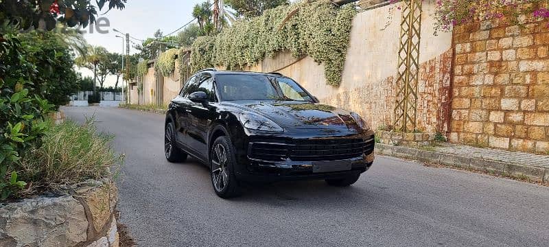 Porsche cayenne ehybride Black on Black 2020 company source 1