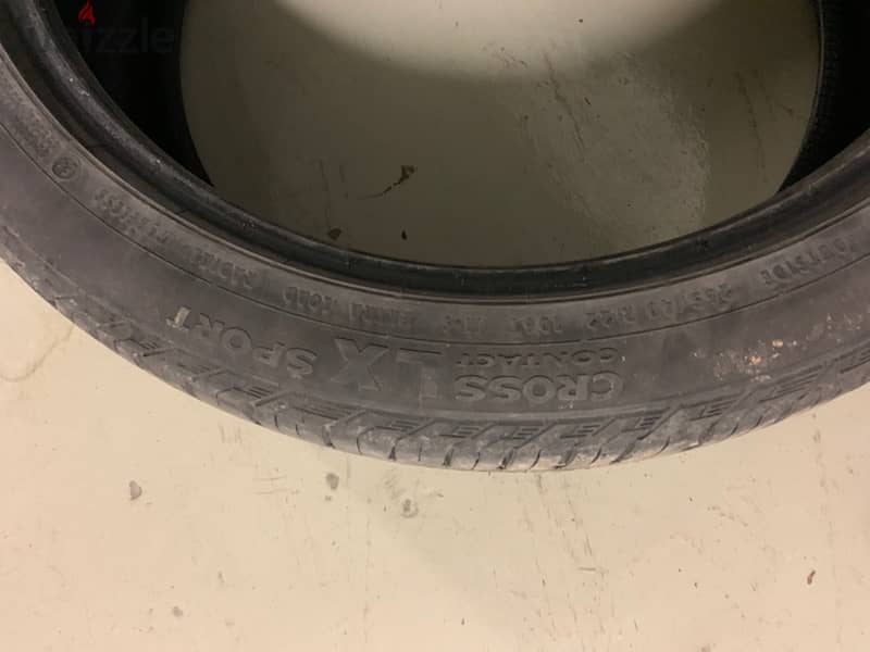 2 Tyres continental used 5000km only 265/40/22 3