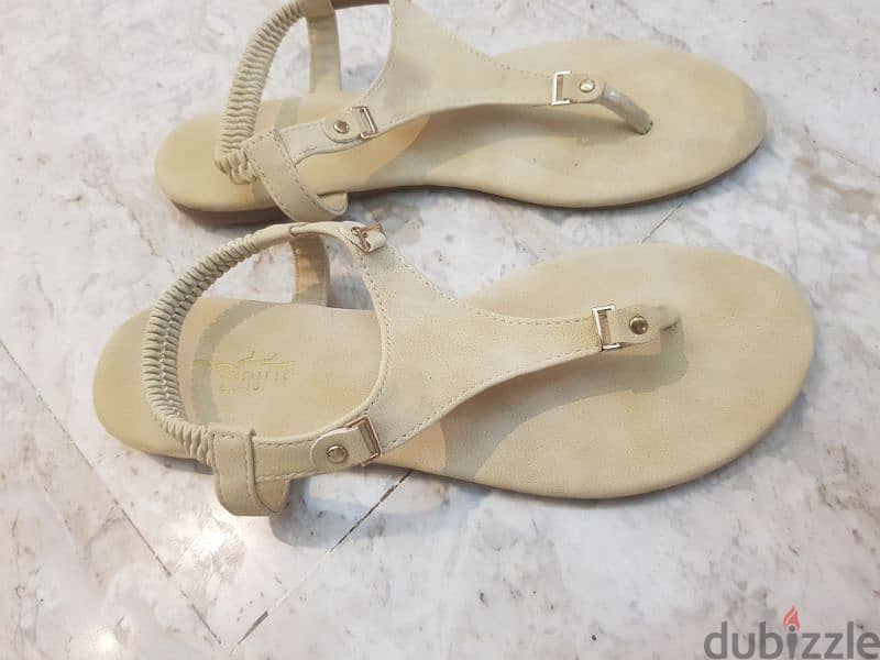 beige sandales size 40 0