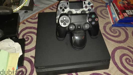 Playstation 4 PS4 + 2 controller + dock charger + 4 games