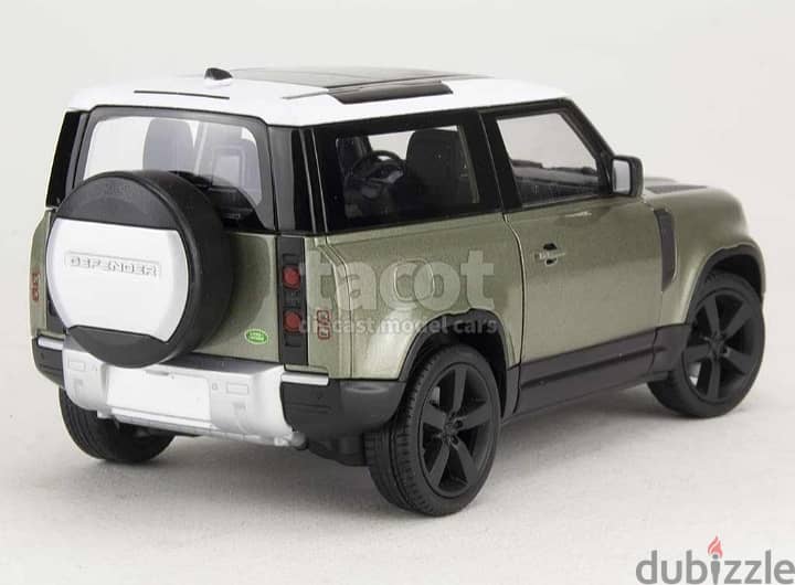 Land Rover Defender 2020 diecast car model 1:24. 4