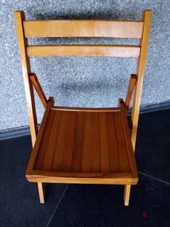كرسي من خشب الزين جديد يطوي بسهولة للمساحات الصغيرة سعر خاص $20