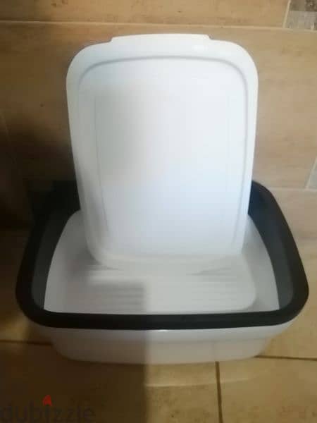 Tupperware items 8