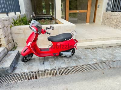 Vespa- SXL Brand New 0 Km- Special Edition with Helmet red Matt