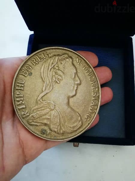 ميدالية الملكة تيريزيا antique 1