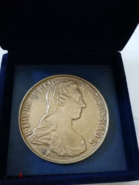 ميدالية الملكة تيريزيا antique 2