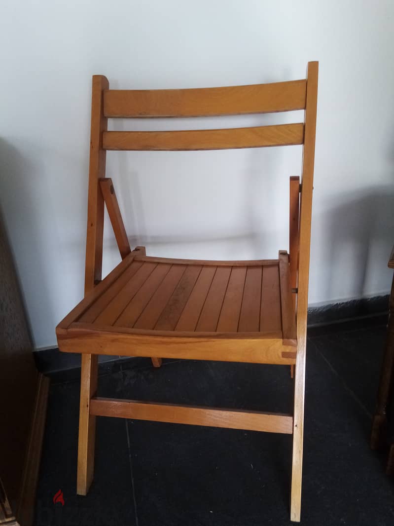 كرسي من خشب الزين جديد  يطوي بسهولة  السعرالخاص $20 2