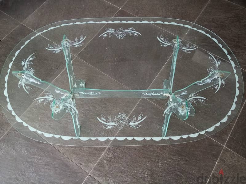 طاولة قزاز بيضاوية الشكل قياس 103×62 علوّ 52. ومستطيلة الشكل قياس 110× 1