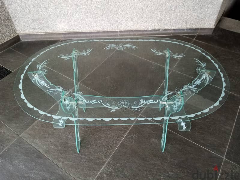 طاولة قزاز بيضاوية الشكل قياس 103×62 علوّ 52. ومستطيلة الشكل قياس 110× 2