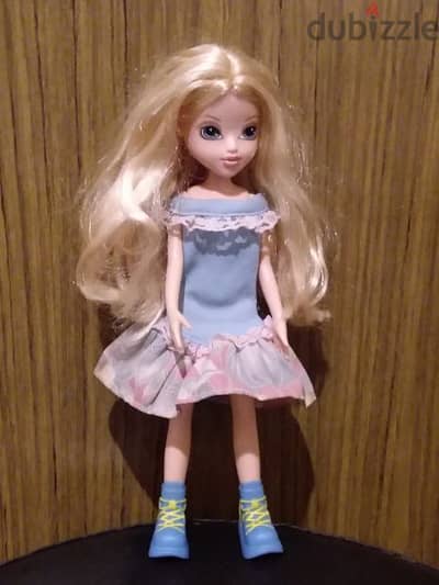 "AVERY" MOXIE GIRLS Great doll from MGA in a blue dress +shoes=10$