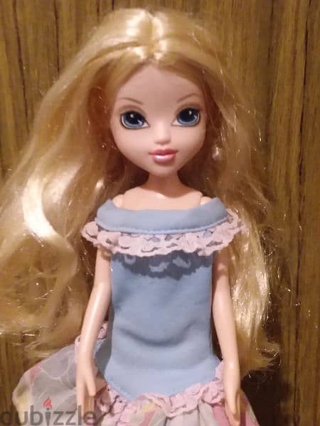 "AVERY" MOXIE GIRLS Great doll from MGA in a blue dress +shoes=14$ 2