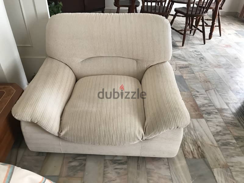 Living room set off white excellent condition+ free side table 1
