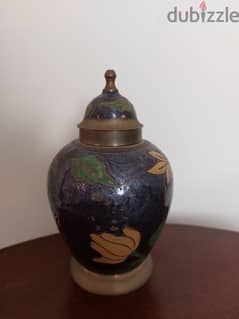 Antique Brass Colored Vase with Lid - مزهرية نحاس ملونة 0