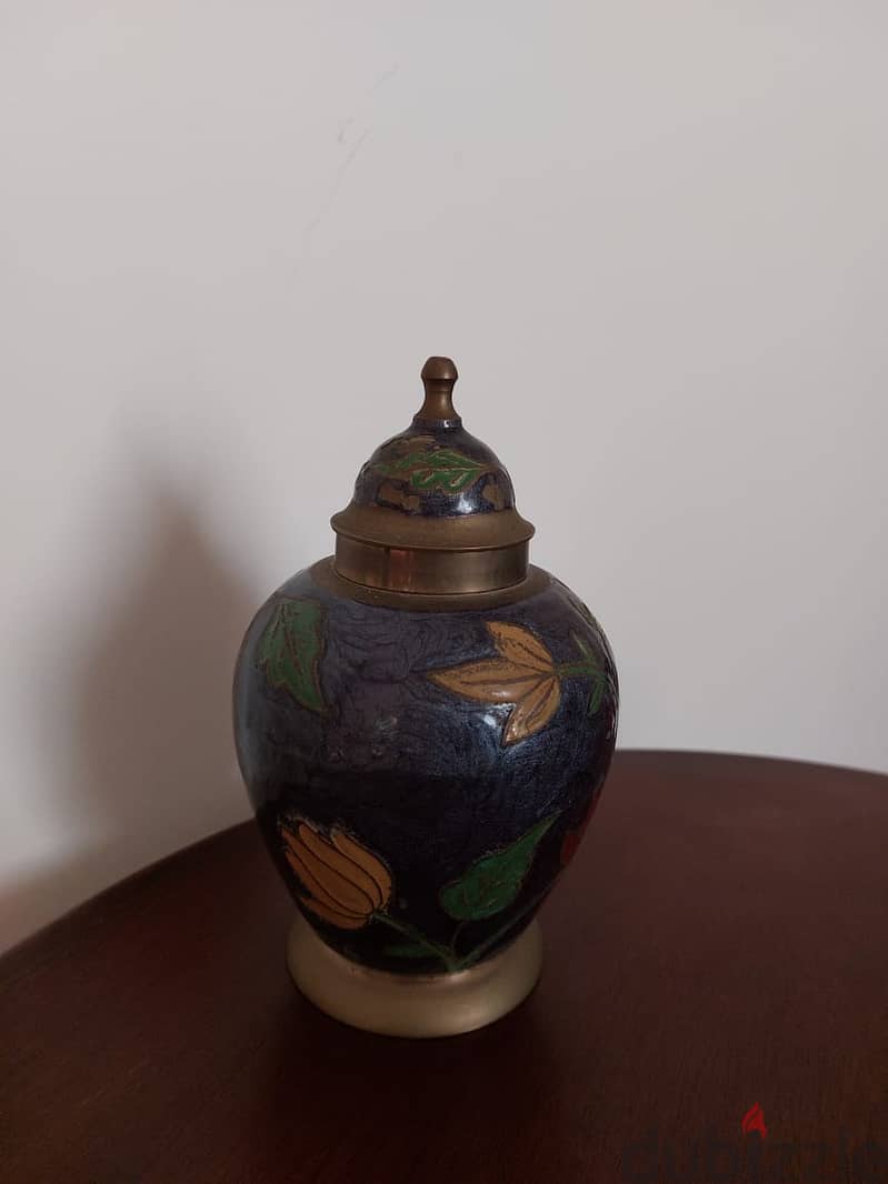 Antique Brass Colored Vase with Lid - مزهرية نحاس ملونة 1