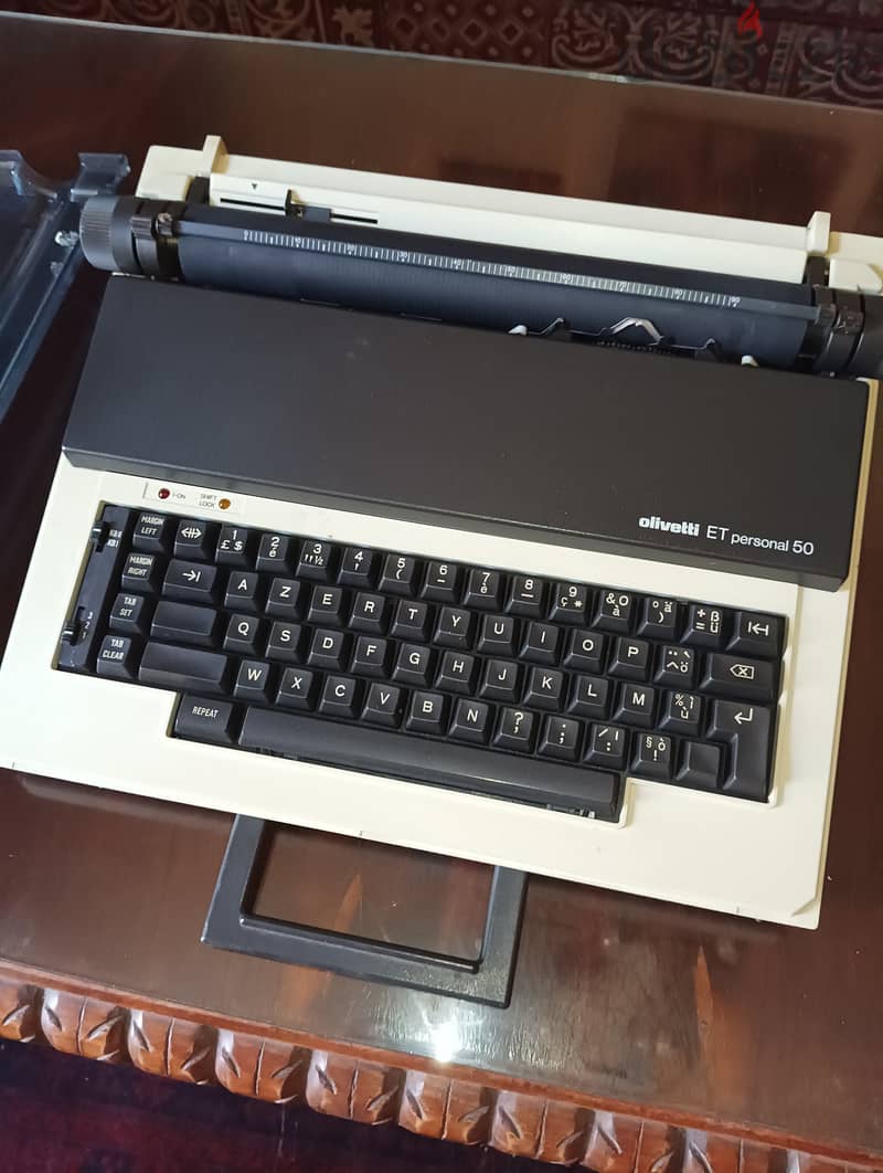Vintage Olivetti ET Personal 50 Type Writer 0