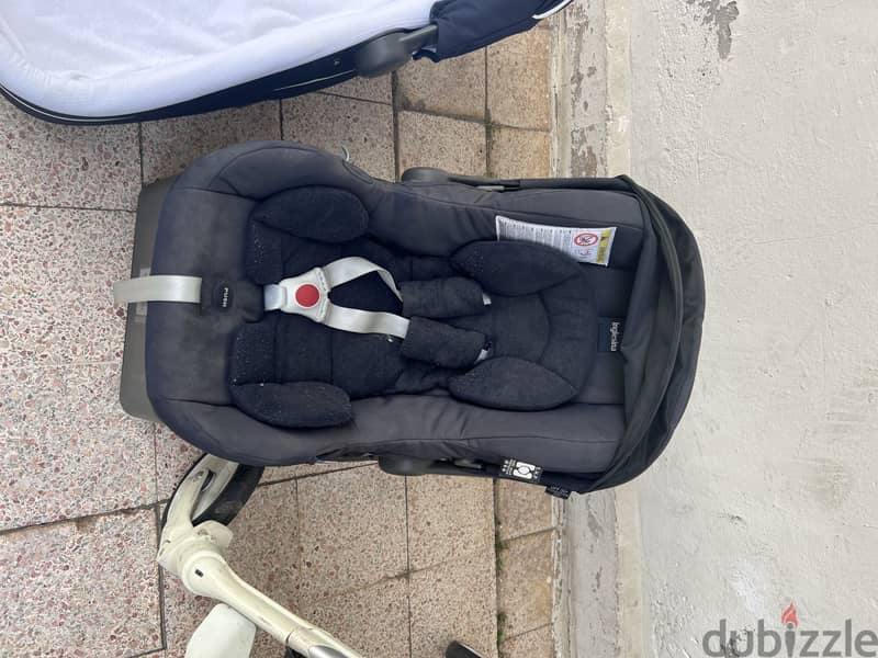 car seat and strollers andbassinet for 300$ 2