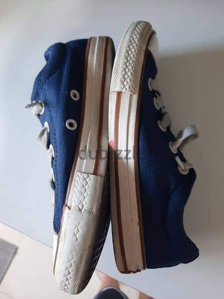 shoes converse  in excellent condition. rarley used 4