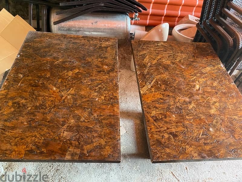 طاولتين خشب مع طاولة صندوق بحالة حيدة بسعر ١٠٠$ موجودين بحلتا البترون 0