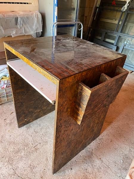 طاولتين خشب مع طاولة صندوق بحالة حيدة بسعر ١٠٠$ موجودين بحلتا البترون 1
