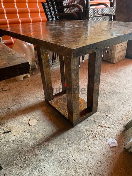 طاولتين خشب مع طاولة صندوق بحالة حيدة بسعر ١٠٠$ موجودين بحلتا البترون 2