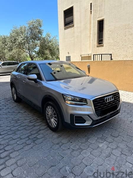 Audi Q2 2017 silver on black 2
