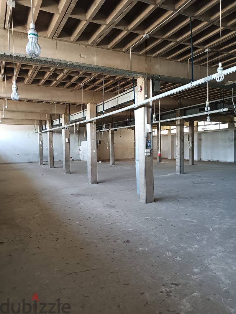 A 900 m2 industrial store for rent in Naher el Mot 0