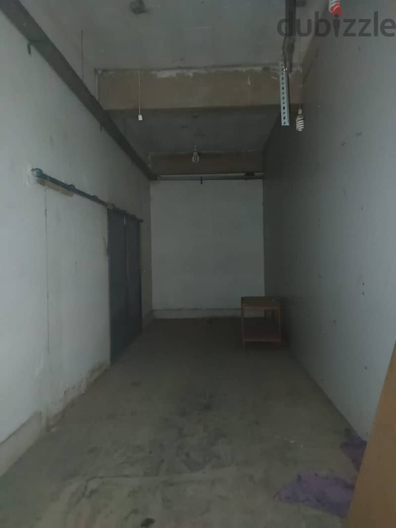 A 900 m2 industrial store for rent in Naher el Mot 1
