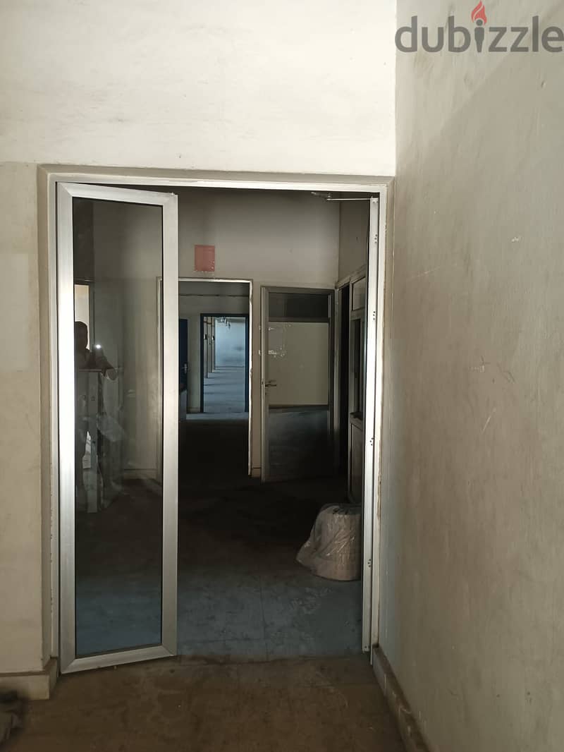 A 900 m2 industrial store for rent in Naher el Mot 3