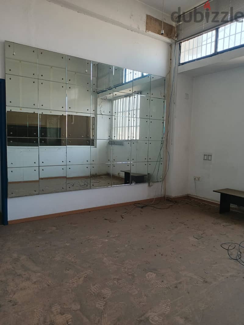 A 900 m2 industrial store for rent in Naher el Mot 4