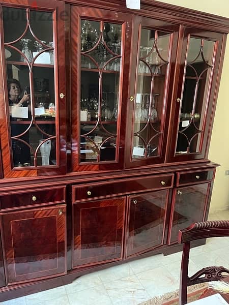 Used dining room for sale in very hood vondition 1