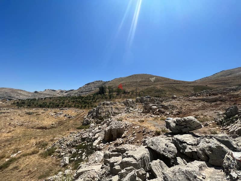853 m2 land having an open mountain view for sale in Laqlouq 1