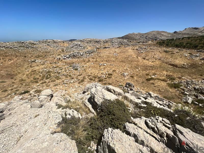 853 m2 land having an open mountain view for sale in Laqlouq 3