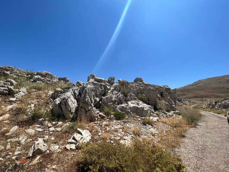 832 m2 land having an open mountain view for sale in Laqlouq 2