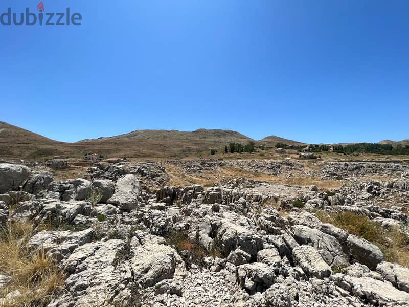 832 m2 land having an open mountain view for sale in Laqlouq 3