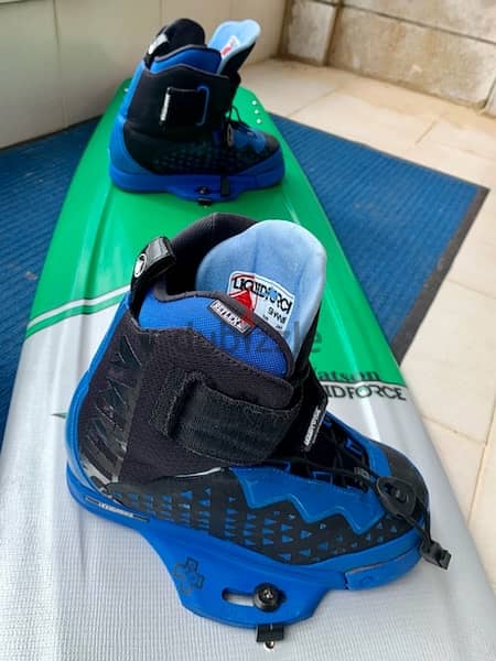 Wakeboard with bindings and cover 2